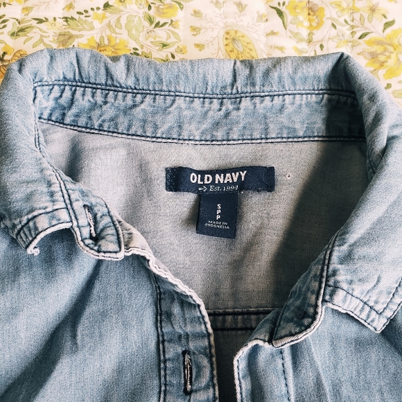 Old Navy blue chambray button-down shirt - Picture 2 of 3